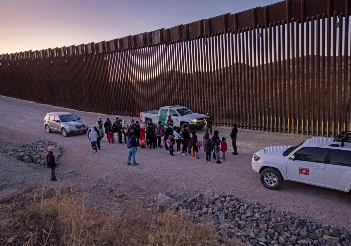 Agentes de la Patrulla Fronteriza de EE.UU. se preparan para transportar a inmigrantes para su procesamiento junto a la valla fronteriza entre Estados Unidos y México