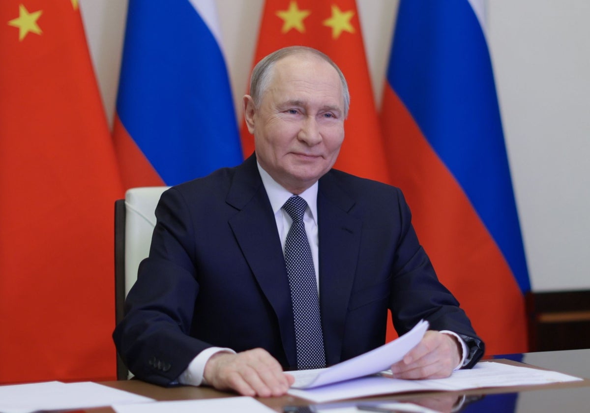 El presidente ruso, Putin, mantiene una videoconferencia con el presidente chino, Xi Jinping