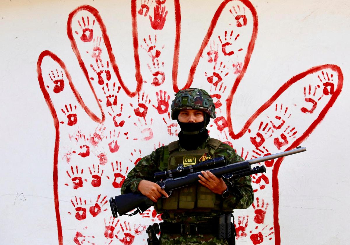 Un soldado colombiano hace guardia tras los ataques del Ejército de Liberación Nacional