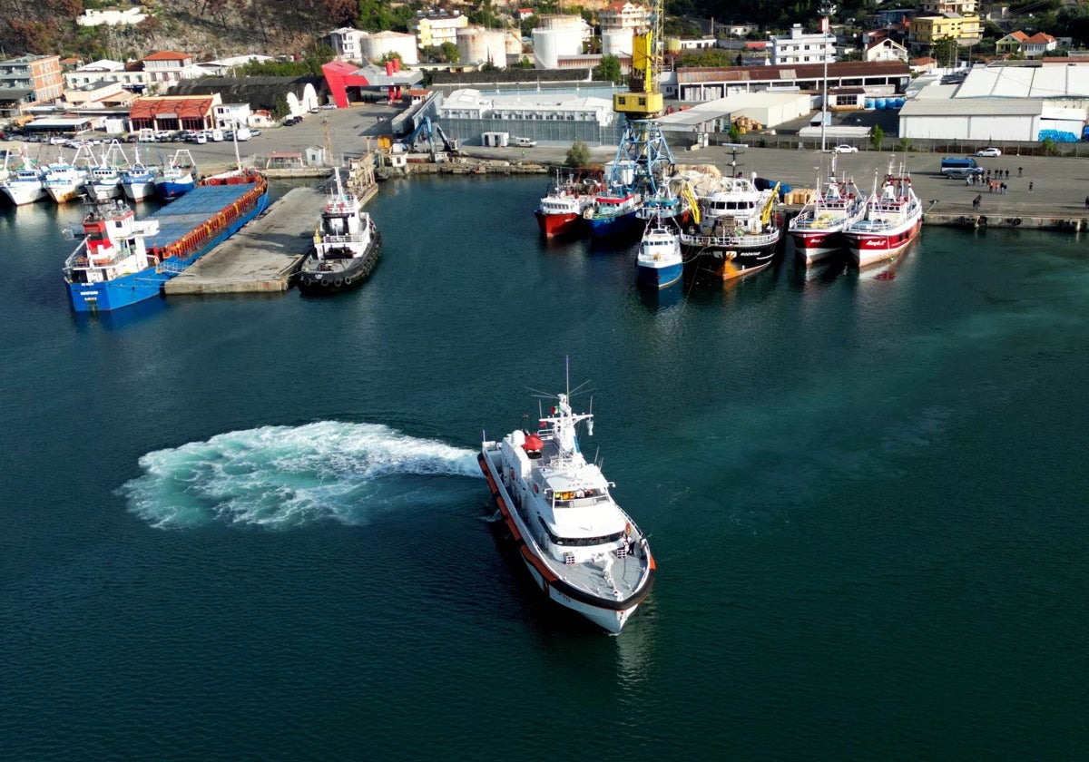 Un barco de la guardia costera italiana parte hacia Italia con migrantes interceptados en el mar y luego detenidos en un centro de recepción en Albania, en una foto de archivo