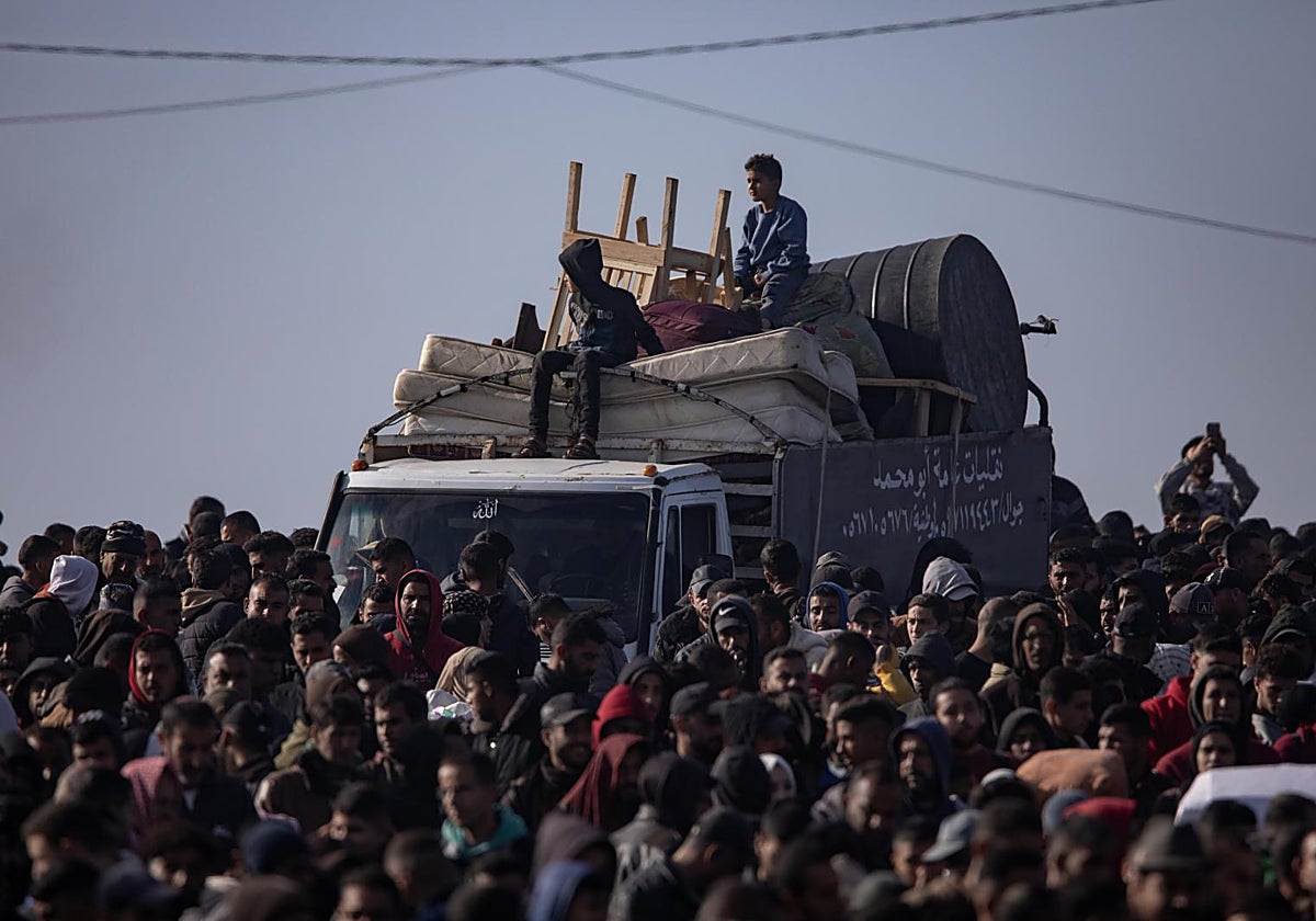 Miles de palestinos esperan este domingo para poder retornar al norte de Gaza