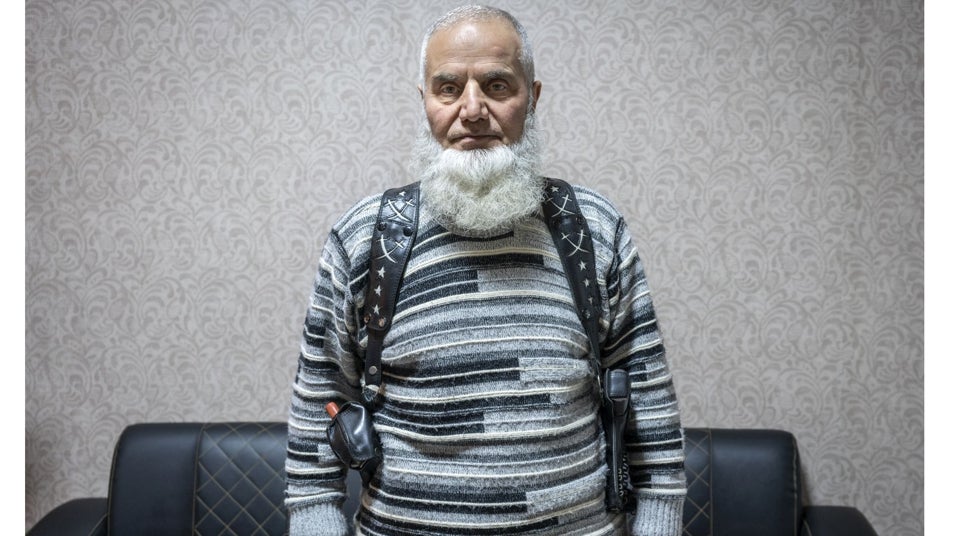 Khaled Muhummud Dabbas, oficial del grupo, en su despacho en Idlib