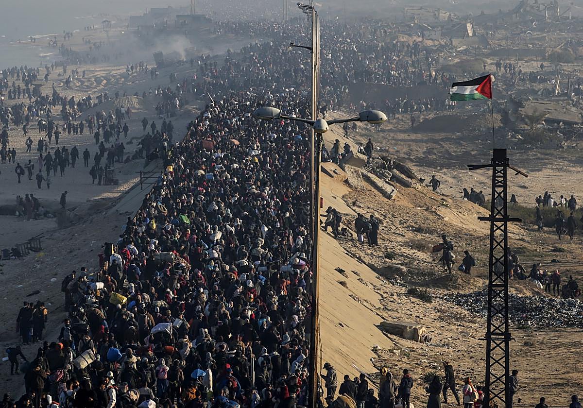 Miles de palestinos regresan al norte de Gaza tras autorizar el paso Israel