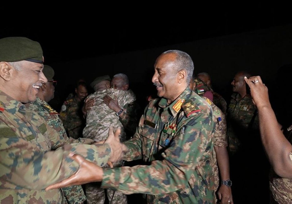 El jefe del Ejército sudanés, Abdel Fattah al Burhan celebra con sus tropas en el cuartel general de Jartum