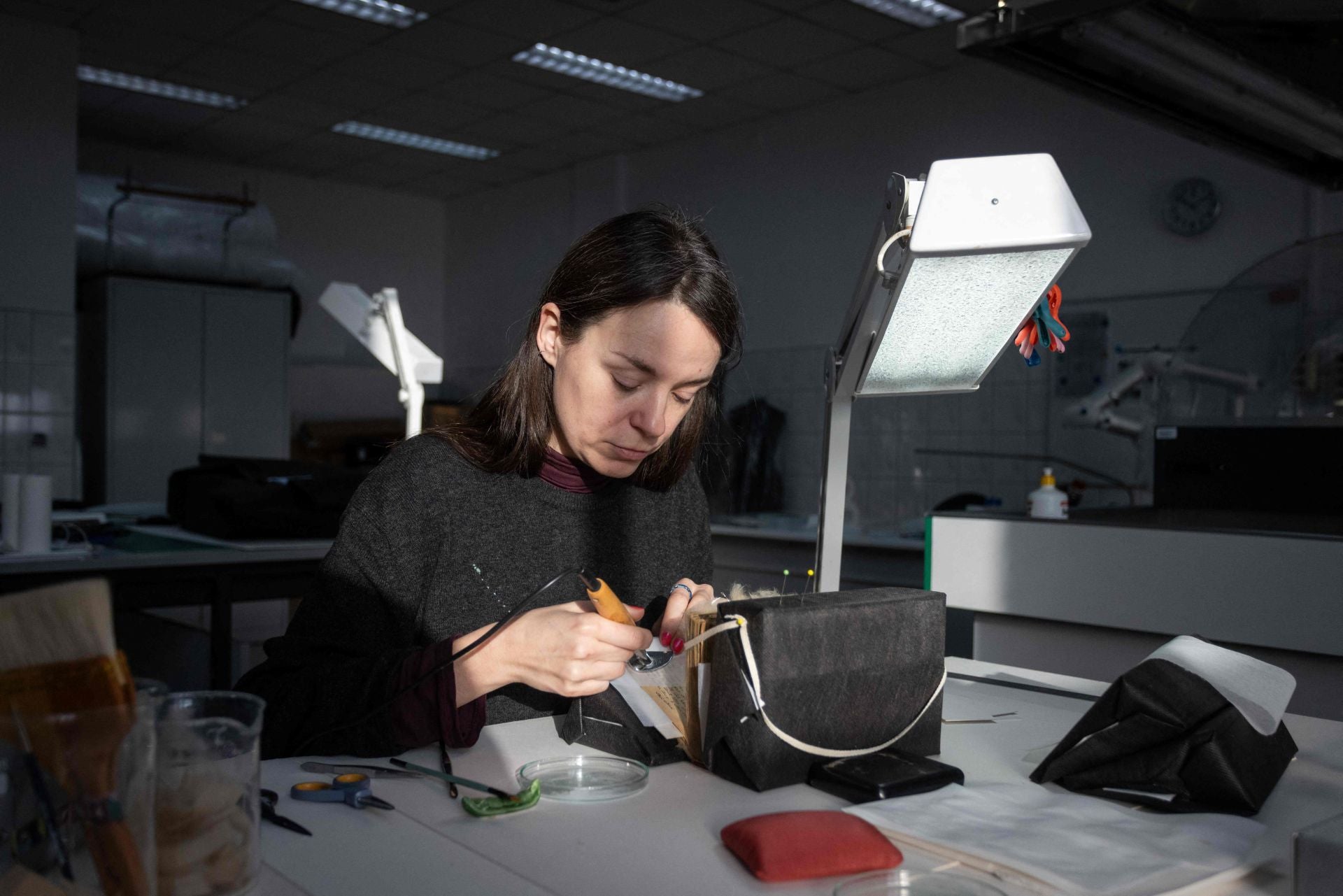 Preservación de un libro hebreo que formaba parte de las posesiones confiscadas a las víctimas del campo