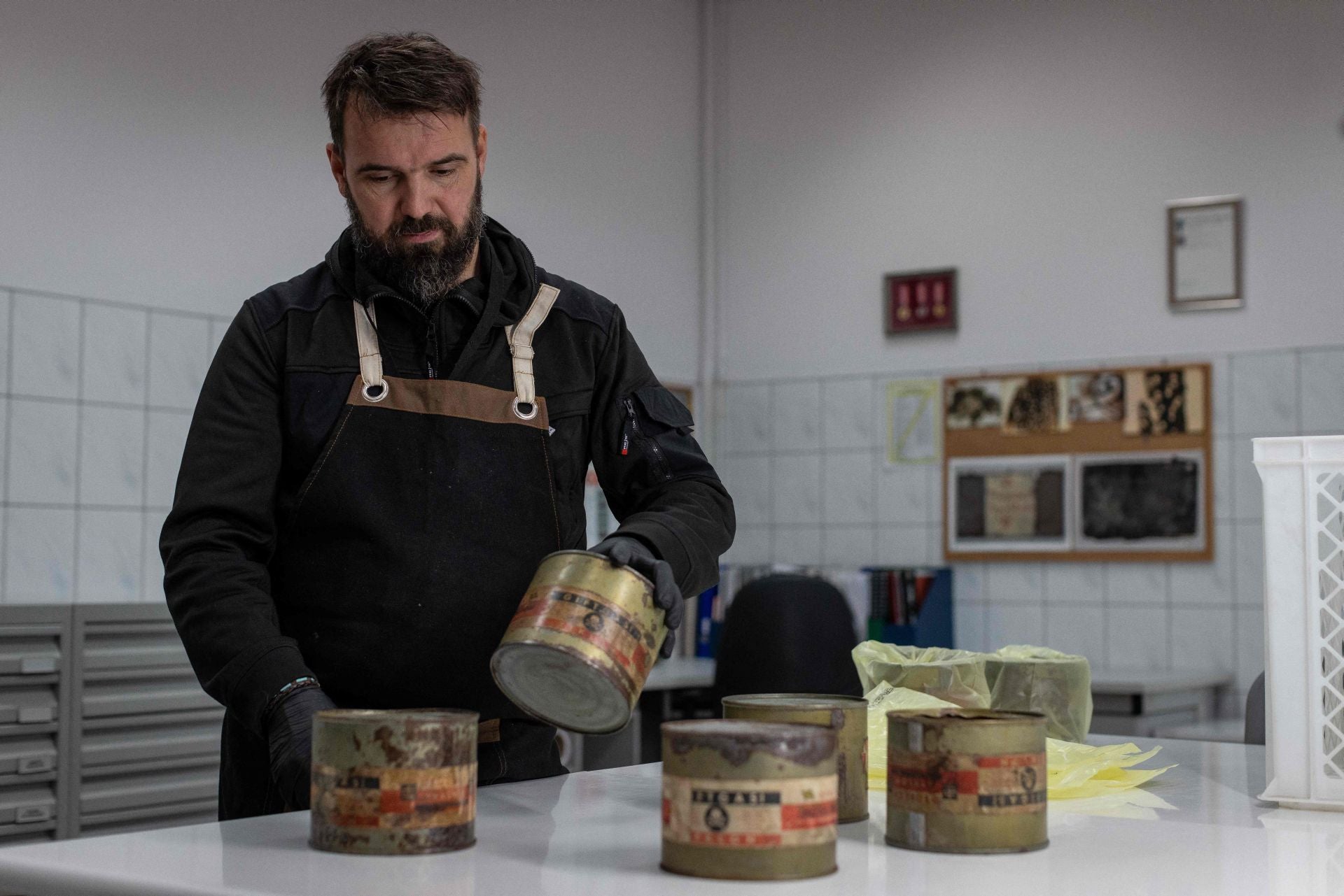 El museo ofrece visitas guiadas en más de 20 idiomas, dirigidas por unos 350 guías, a hasta 1,8 millones de personas de todo el mundo que visitan Auschwitz cada año