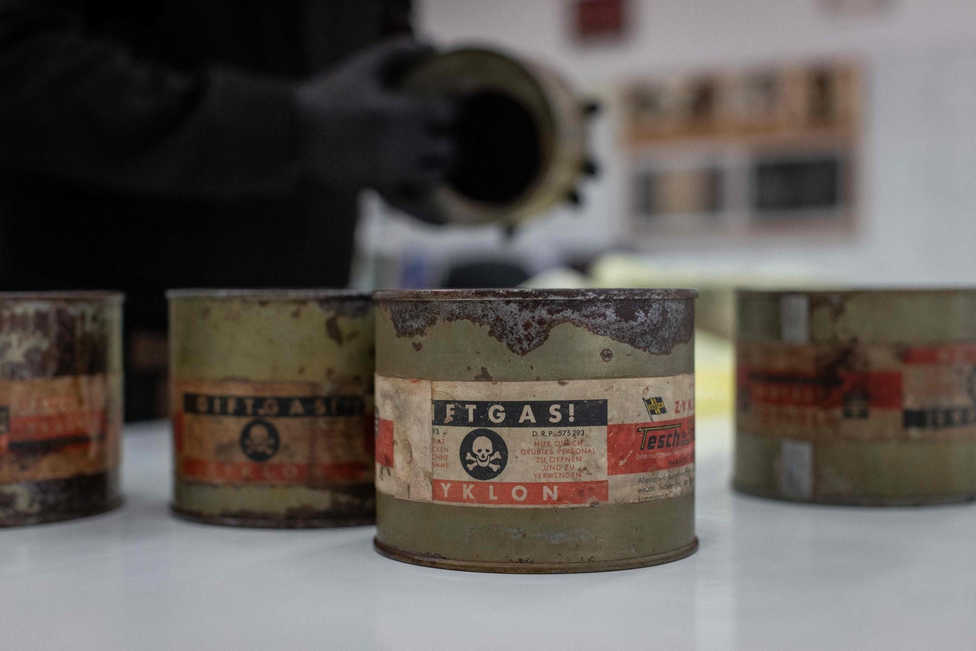  Contenedores de metal que alguna vez estuvieron llenos de Zyklon B, el gas venenoso usado para matar a los reclusos en Auschwitz