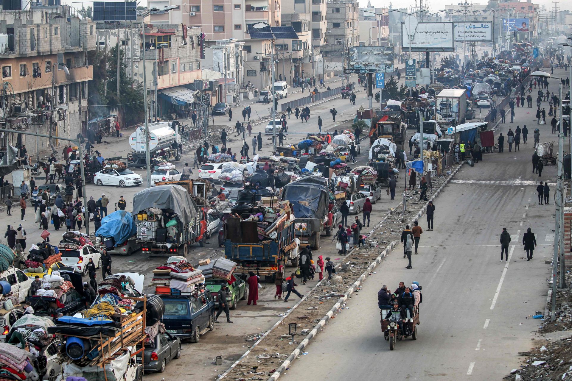 Los vehículos hacen cola a lo largo de la carretera de Saladino en Nuseirat, cerca del corredor de Netzarim, mientras esperan para cruzar a la parte norte de la Franja de Gaza el 27 de enero de 2025. Los palestinos desplazados comenzaron a regresar al norte de Gaza el 27 de enero, dijo a la AFP un funcionario del Ministerio del Interior del territorio dirigido por Hamás, después de un avance en las negociaciones entre Hamás e Israel.