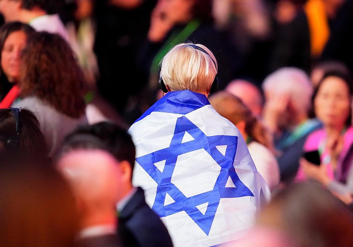 Una asistente al homenaje a las víctimas de Auschwitz