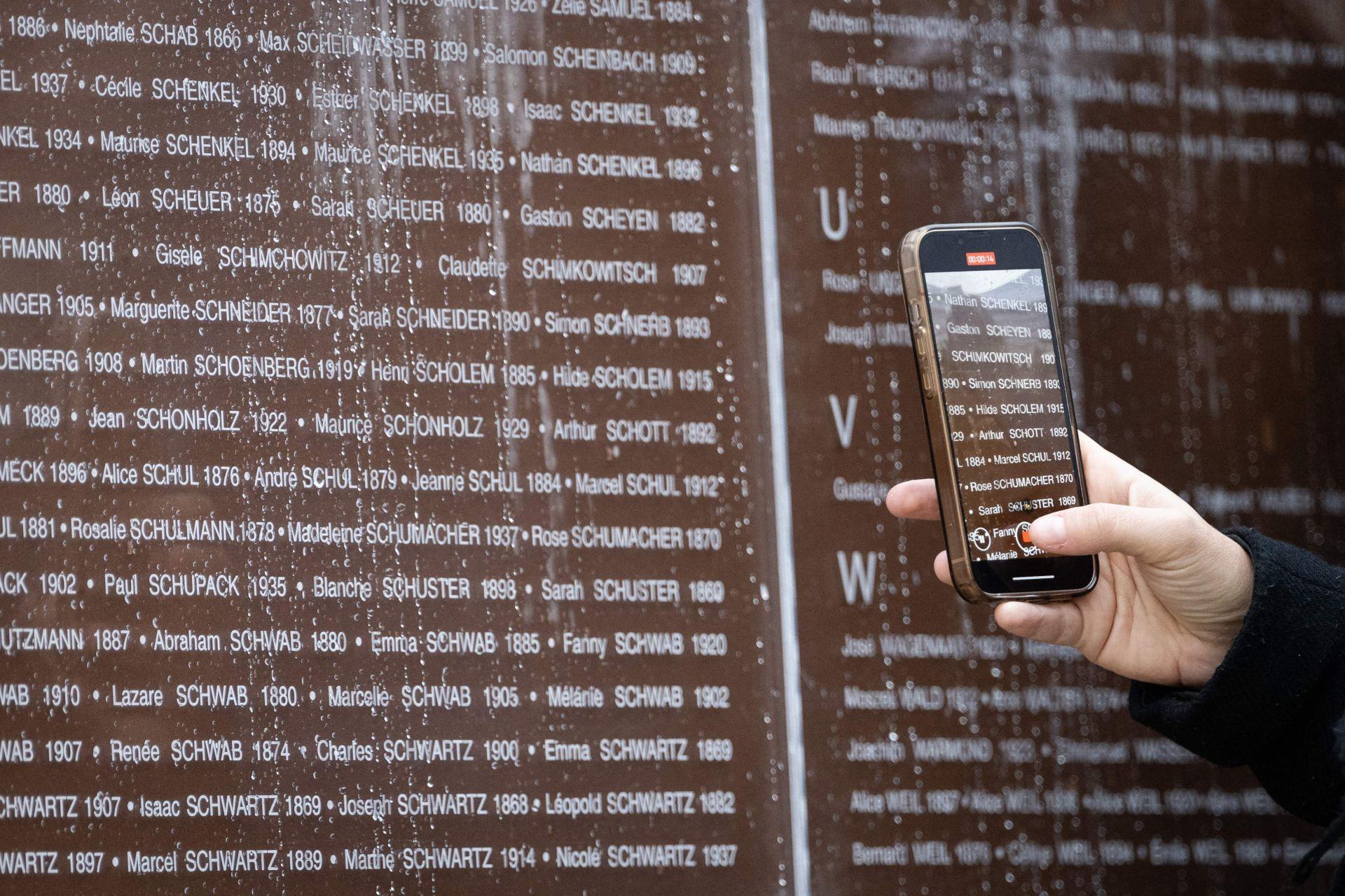 La cruel y diabólica meticulosidad con la que los nazis registraron a los presos en Auschwitz ha quedado marcado sobre piedra, con los nombres y años de nacimiento de todos ellos. Muchos de ellos eran familias enteras.