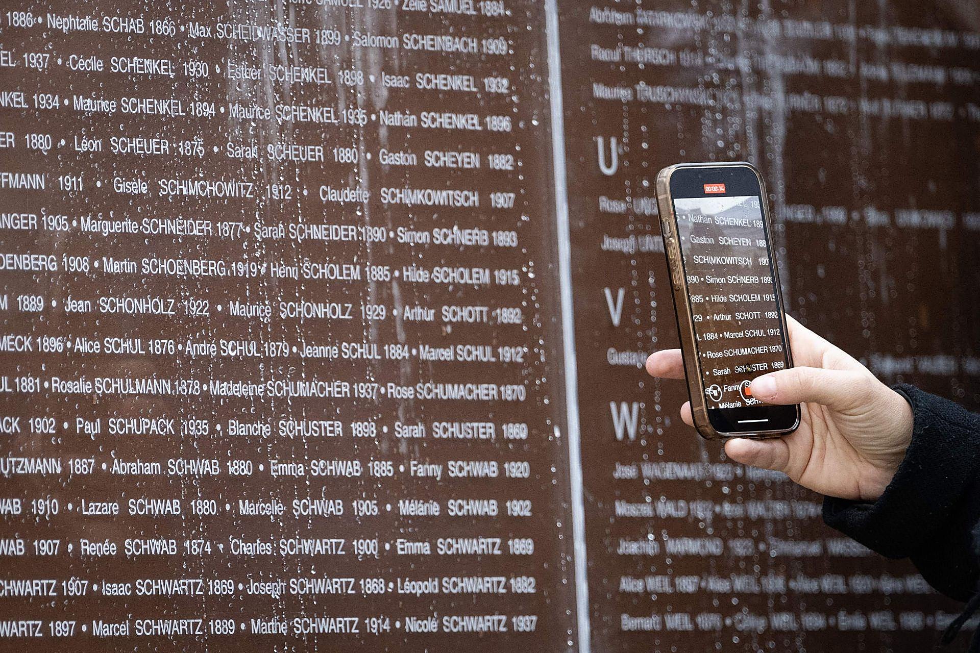 La cruel y diabólica meticulosidad con la que los nazis registraron a los presos en Auschwitz ha quedado marcado sobre piedra, con los nombres y años de nacimiento de todos ellos. Muchos de ellos eran familias enteras.