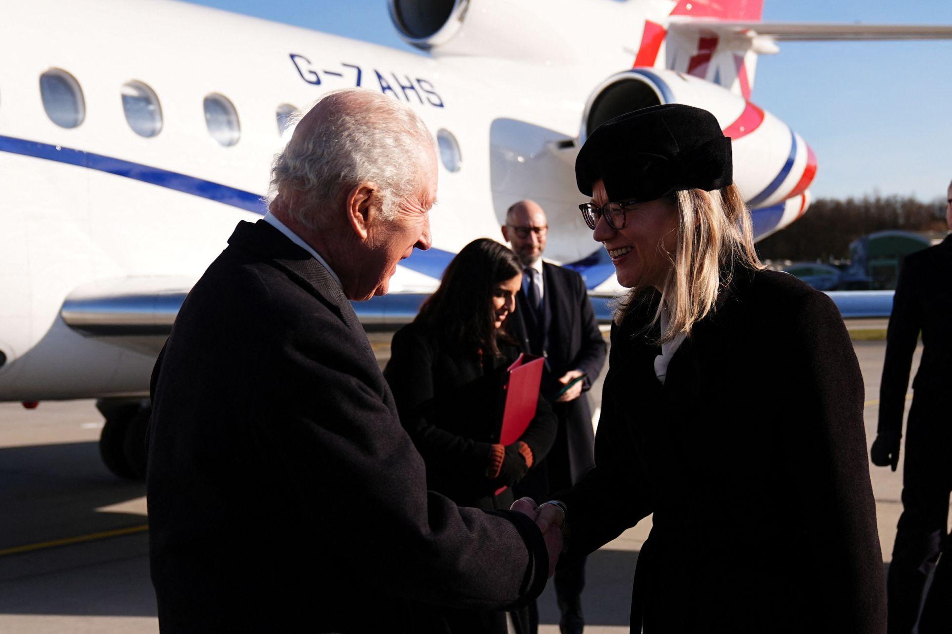 Carlos III encabezó la delegación británica para los actos de conmemoración en Auschwitz-Birkenau. Fue recibido a pie de avión por la embajadora británica en Polonia, Anna Clunes.