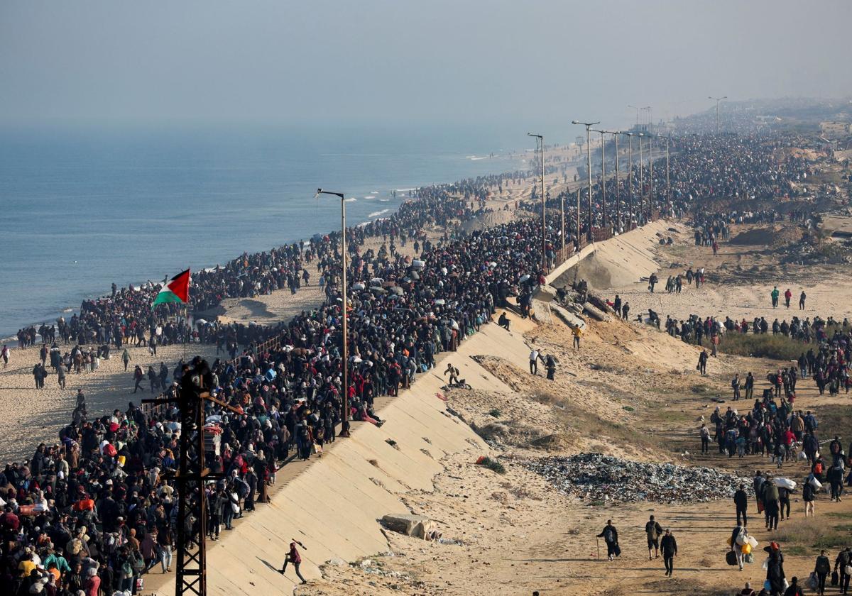 Palestinos desplazados regresan a sus hogares en el norte de Gaza