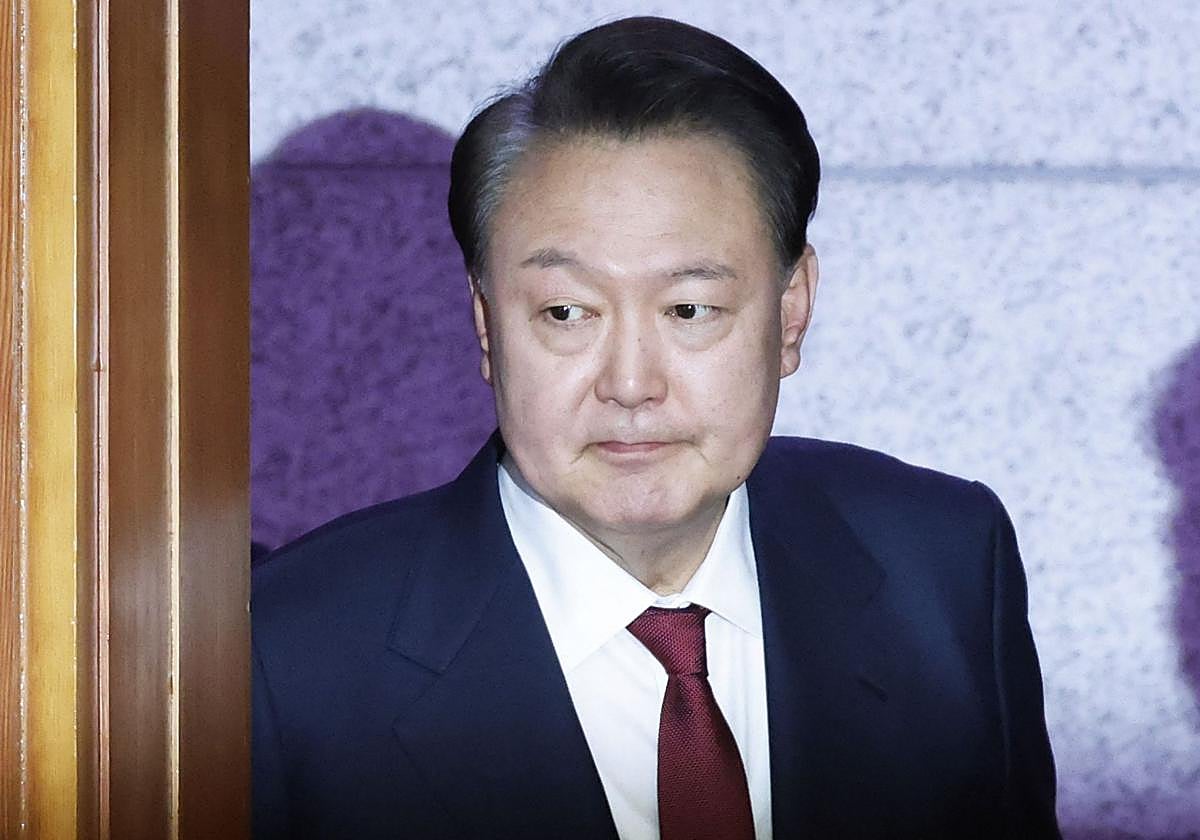 El presidente destituido de Corea del Sur, Yoon Suk-yeol, asiste a la cuarta audiencia de su juicio político