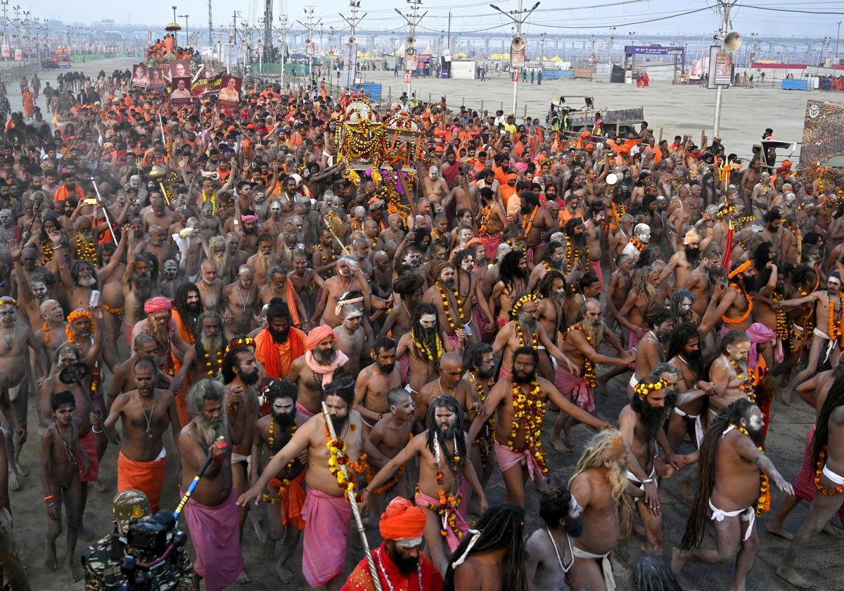 Los santos ascetas hindúes, conocidos como Naga Sadhus, participan en una procesión antes de realizar un ritual de baño sagrado.