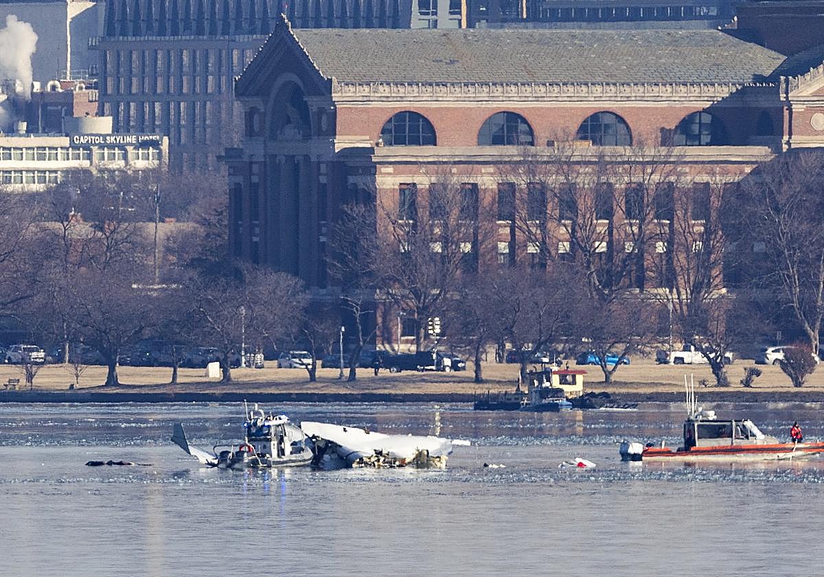 Los restos del avión y del helicóptero