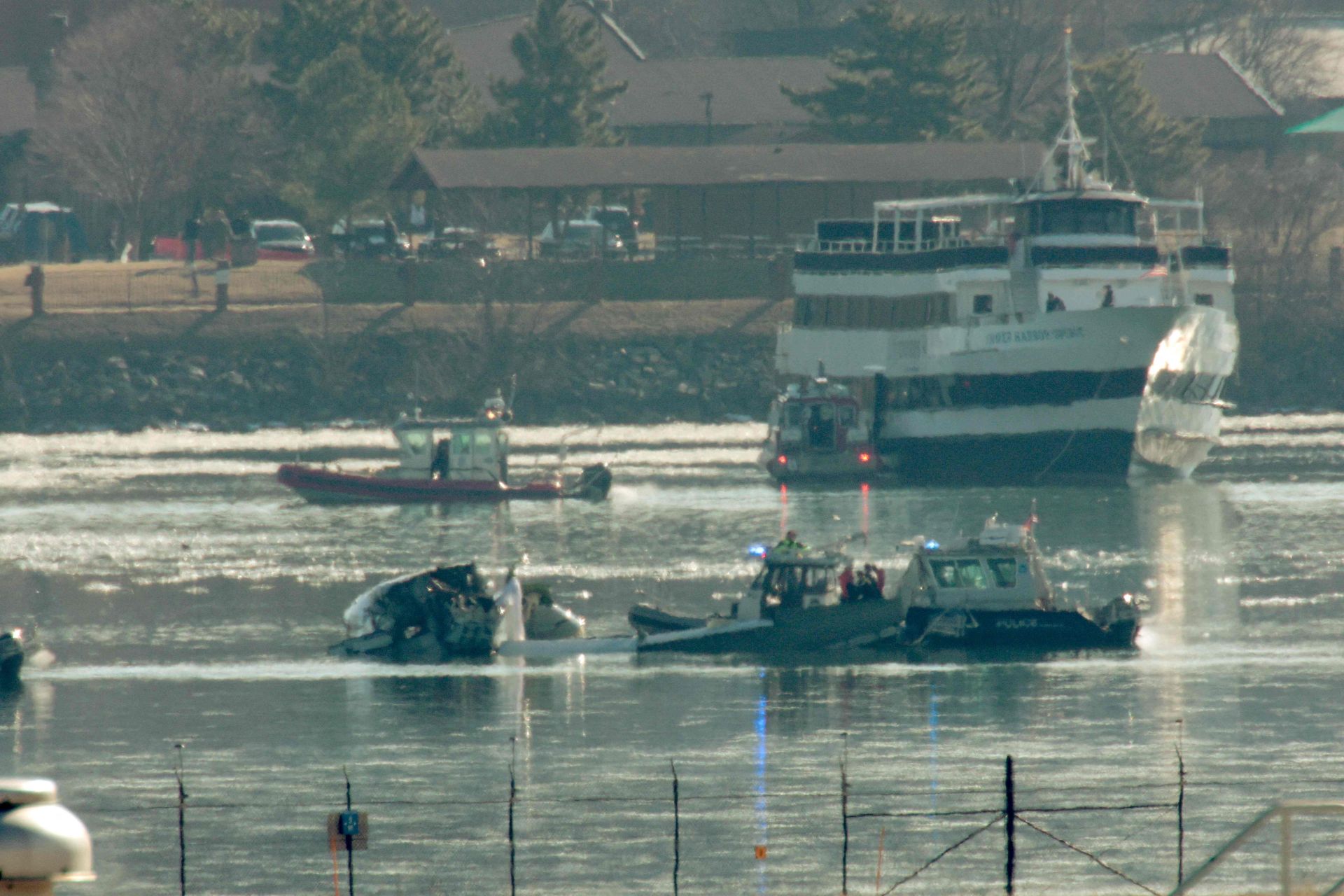 Los equipos de rescate buscan restos en el río Potomac.
