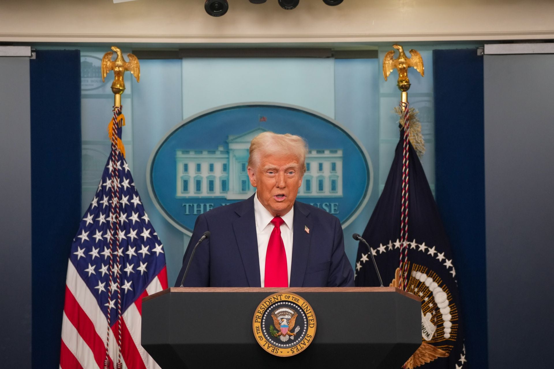 El presidente de EE.UU., Donald Trump, en una rueda de prensa en la Casa Blanca este jueves tras el accidente.