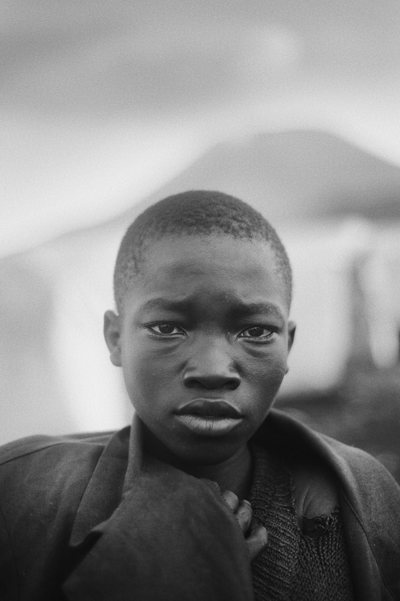 Con la mirada perdida y el peso del desarraigo en sus ojos, un desplazado por los combates en Goma encarna el destino de millones en el este del Congo. No es una historia nueva ni un episodio aislado: el desplazamiento forzado se ha convertido en parte del día a día de la sociedad civil, una estrategia de supervivencia en una región donde la guerra nunca termina. Generaciones enteras han crecido con la certeza de que, tarde o temprano, tendrán que huir. Mientras los grupos armados se disputan el control del territorio y sus riquezas, los civiles siguen pagando el precio más alto.
