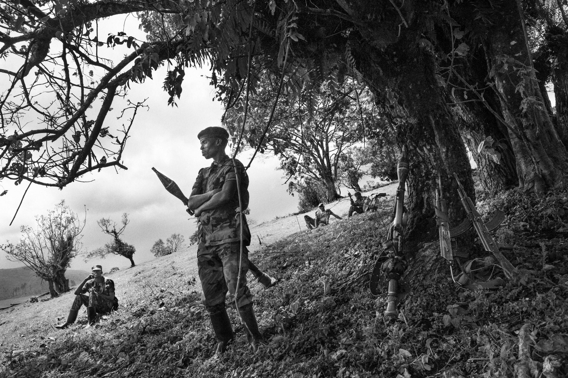 En un campo de entrenamiento en las profundidades de Kivu del Norte, combatientes del Congreso Nacional para la Defensa del Pueblo (CNDP) afinan su puntería y disciplina militar bajo la mirada de sus comandantes. Forjados en la ideología de Laurent Nkunda, estos hombres serían los protagonistas de la ofensiva que llevó al CNDP hasta las puertas de Goma en 2008. Años después, tras la captura de Nkunda y la disolución del grupo, muchos de ellos se integrarían en el ejército congoleño, solo para desertar en 2012 y formar el M23, heredero directo de la lucha que comenzó en estos mismos campos de entrenamiento.