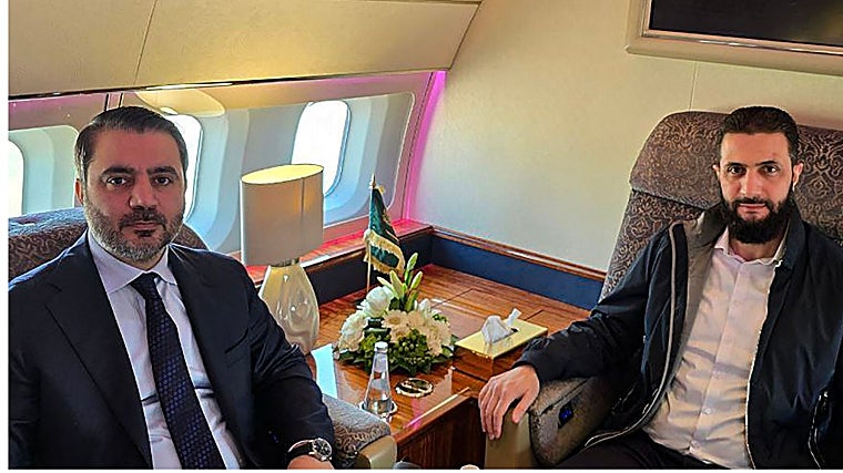 A la izquierda, el ministro de Exteriores sirio, a la derecha, Al Sharaa en el avión presidencial en su viaje a Riad