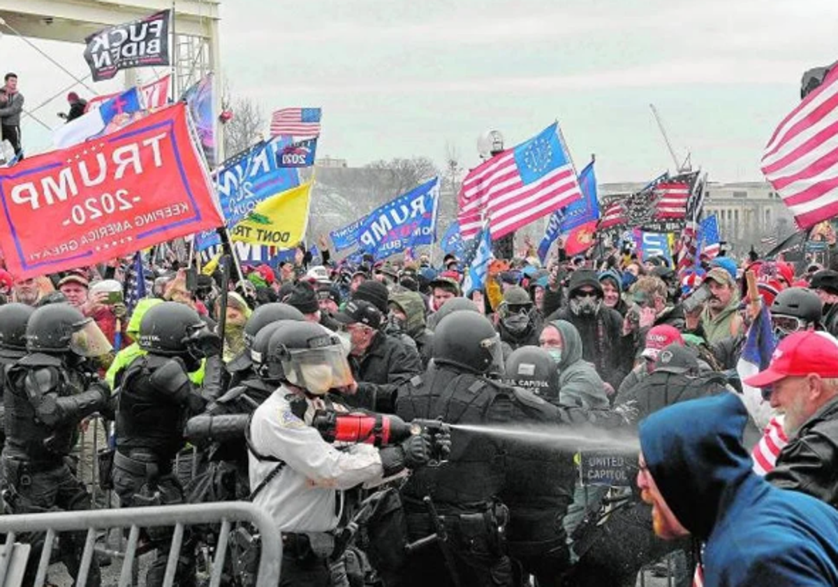 Enfrentamiento entre agentes y manifestantes ante el Capitolio de Washington el 6 de enero de 2021