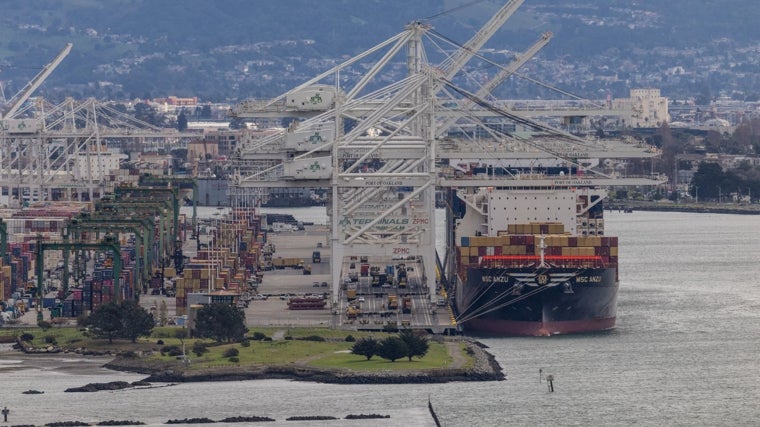 Un barco de carga lleno de contenedores de envío se ve en el puerto de Oakland mientras aumentan las tensiones comerciales por los aranceles estadounidenses