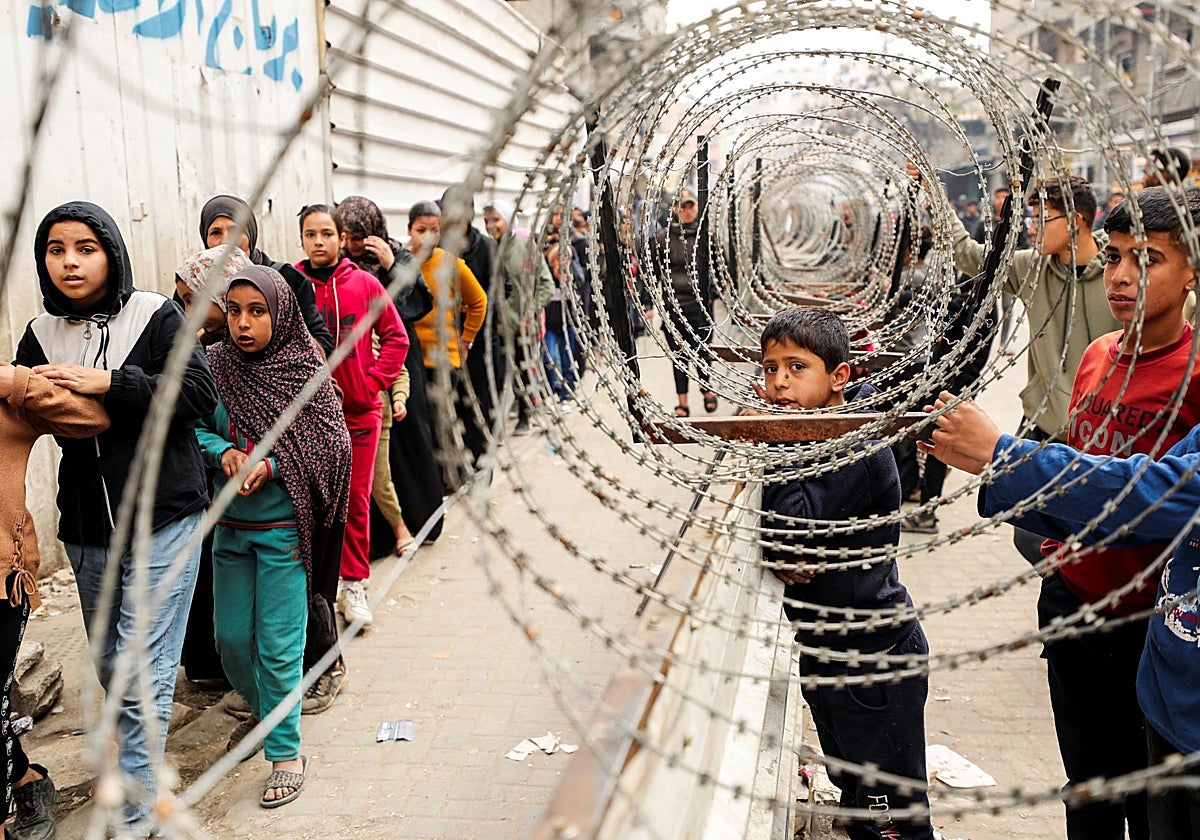 Un grupo de gazatíes hace fila para comprar pan en Ciudad de Gaza