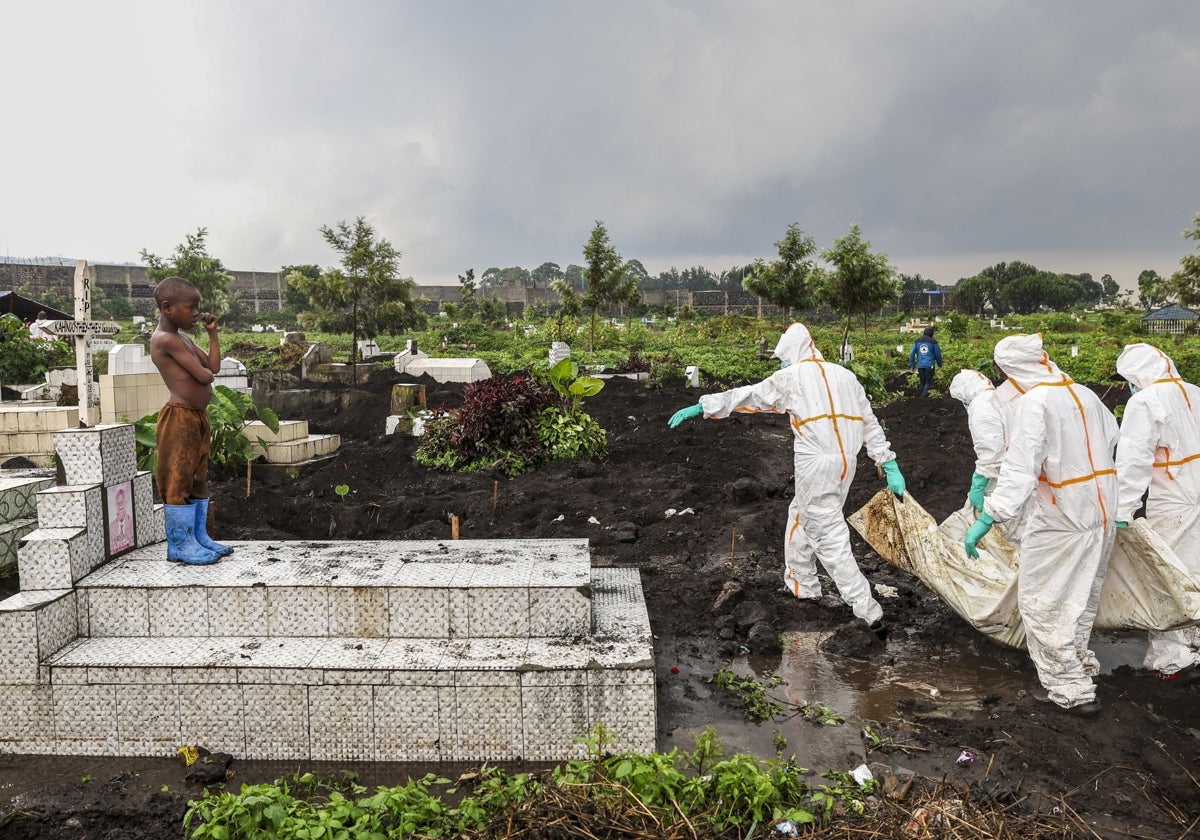 La Cruz Roja recoge cadáveres de las calles de Goma y los lleva al cementerio