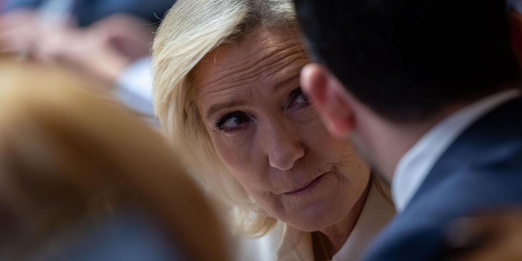 Le Pen se presenta como garante de la estabilidad y volverá a 'salvar' a Bayrou de la nueva moción de censura