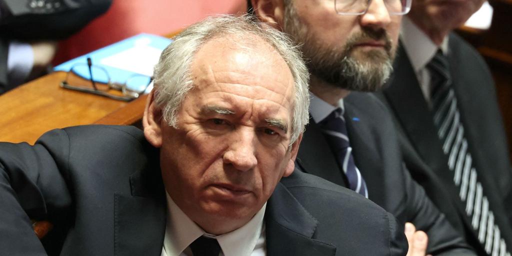 Fracasa la censura a Bayrou, inciando la descomposición de la izquierda francesa