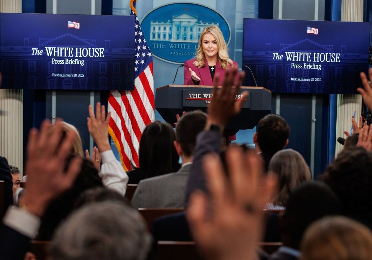 La secretaria de prensa de la Casa Blanca , Karoline Leavitt, ofrece su primera conferencia de prensa diaria