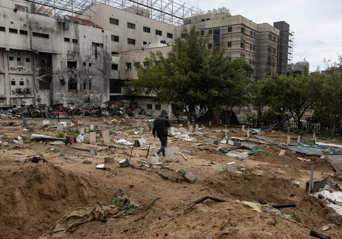 Un hombre camina en las ruinas del hospital de Al Shifa en Gaza