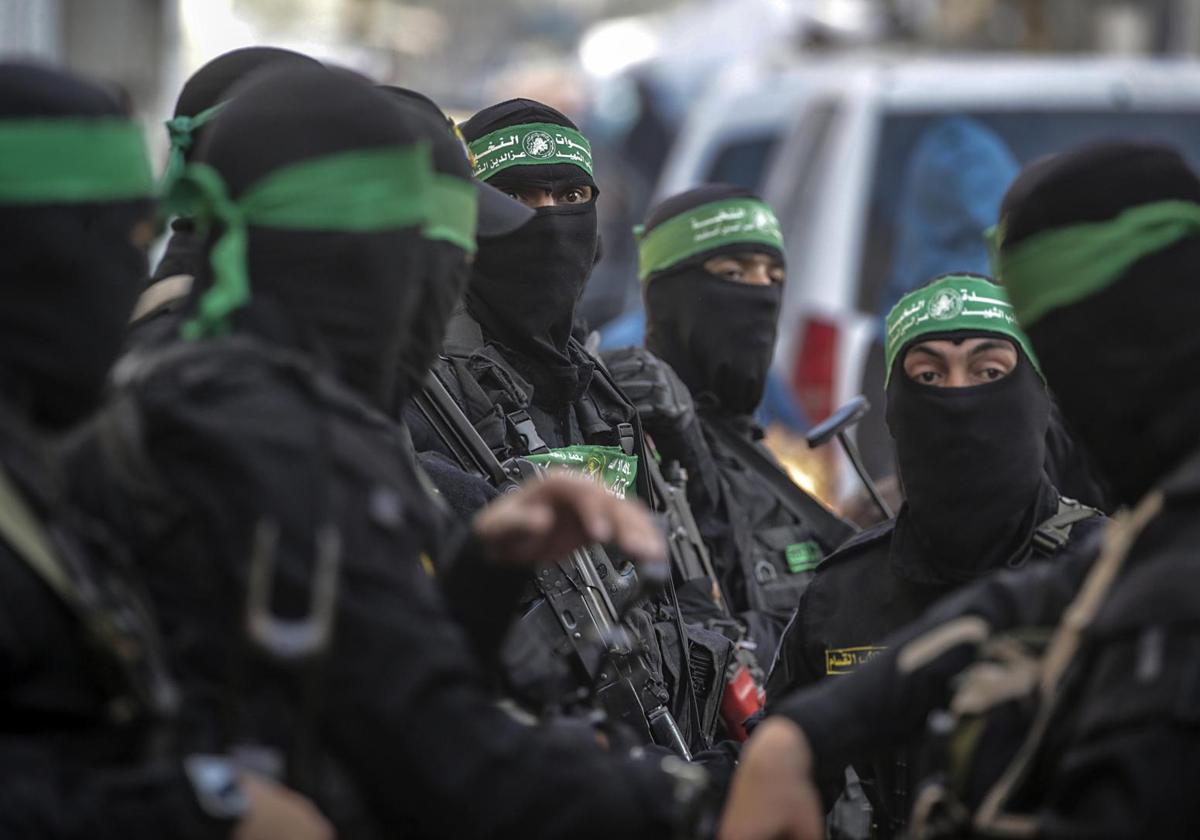 Combatientes de las Brigadas Al-Qassam, brazo militar de Hamás, asisten al funeral del difunto comandante militar de Hamás Ghazi Abu Tamaa, jefe del Estado Mayor Administrativo y de Apoyo al Combate de Hamás