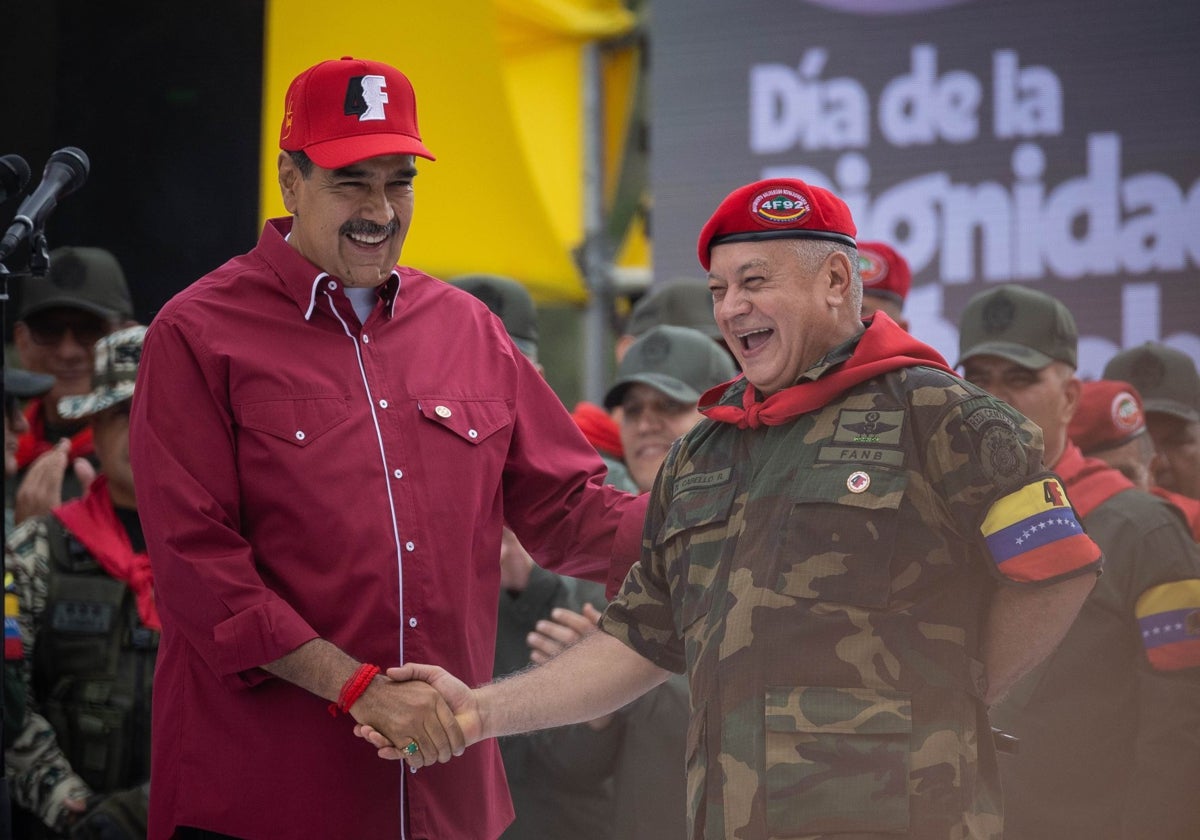 Maduro y Cabello rinden un homenaje a Chávez cuando se cumplen 33 años del fallido golpe de Estado que este último encabezó