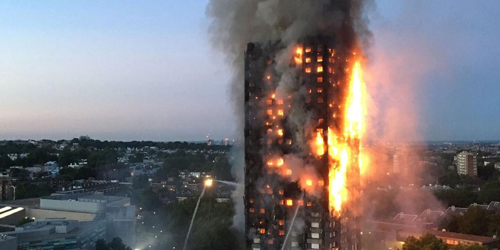 Controversia por la demolición de la torre Grenfell, el bloque de viviendas de Londres donde murieron 72 personas