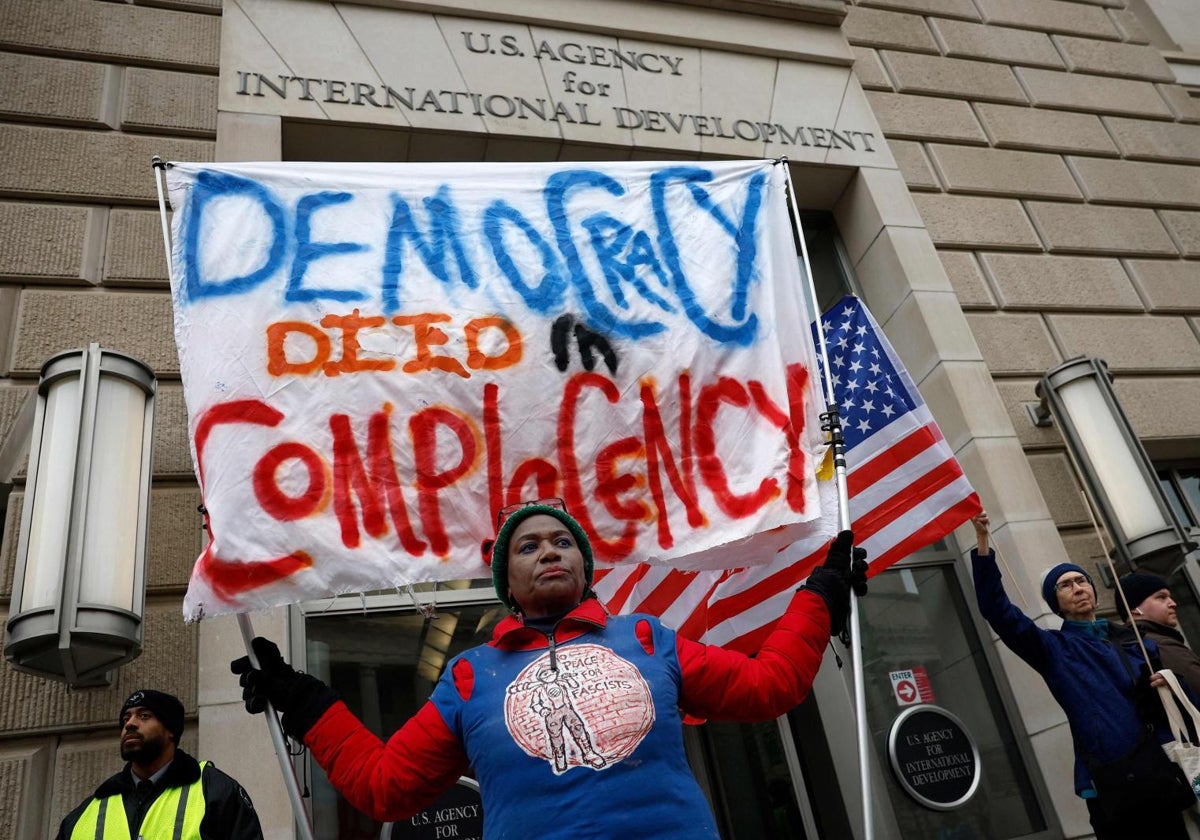 Empleados y simpatizantes se reúnen para protestar ante la sede de la Agencia de los Estados Unidos para el Desarrollo Internacional (USAID)