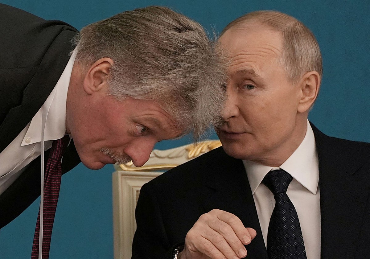 El presidente ruso, Vladimir Putin, habla con el portavoz del Kremlin, Dmitry Peskov