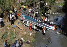 Más de 50 muertos al caer un autobús por un puente en Guatemala