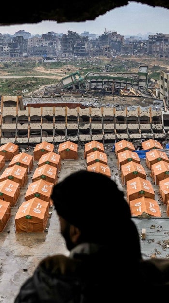 Un hombre observa las tiendas de campaña que albergan a palestinos desplazados en Ciudad de Gaza