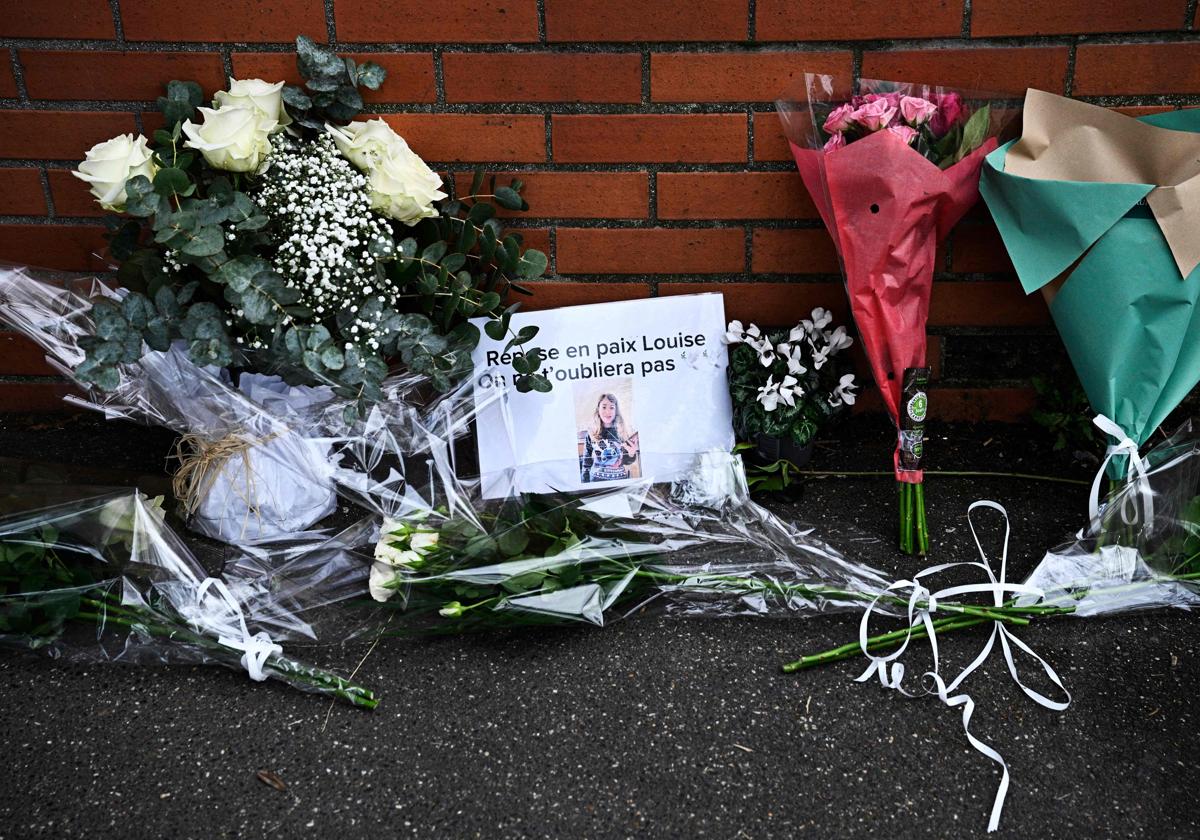 Flores en un área de homenaje a la pequeña Louise, de 11 años, asesinada en Francia.