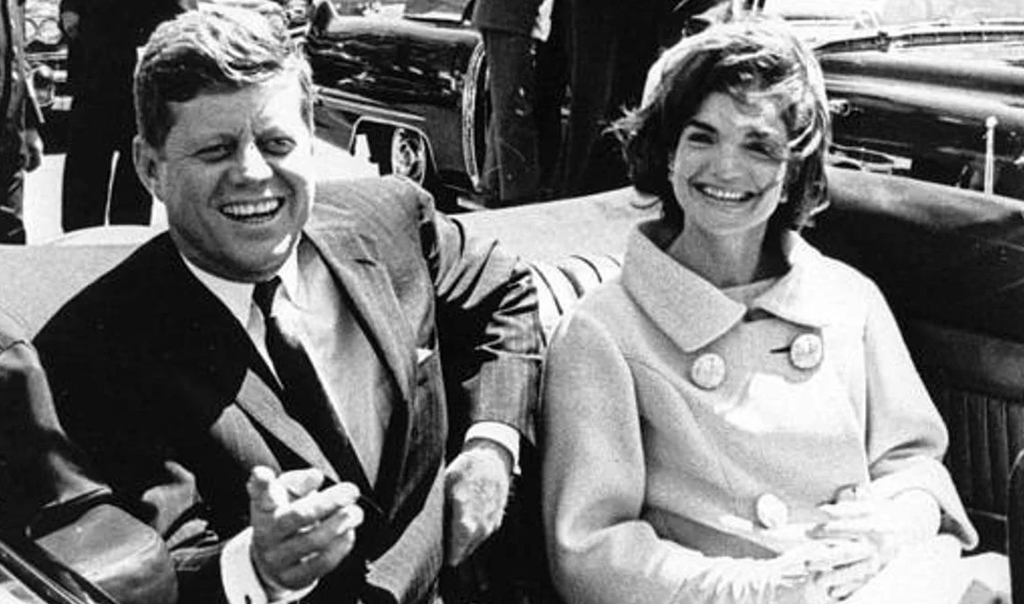 John F. Kennedy junto a su esposa Jacqueline Kennedy