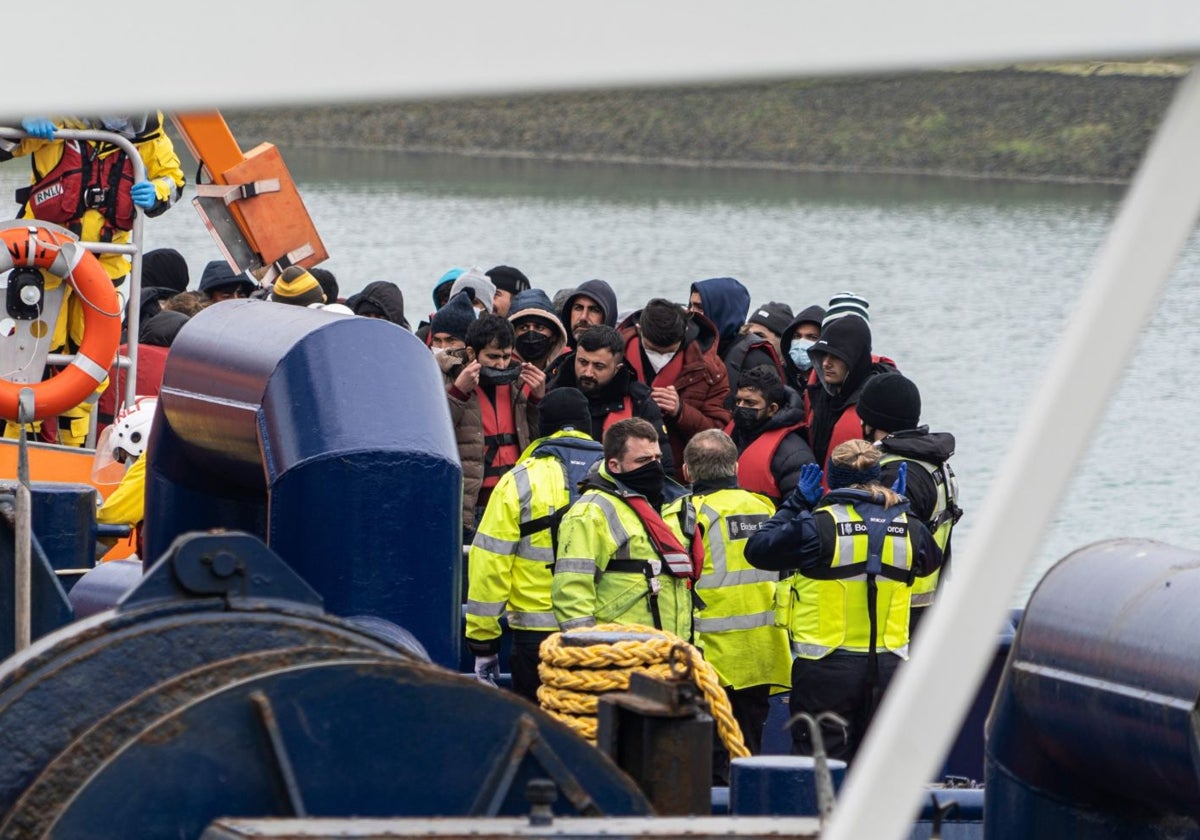 Una embarcación de migrantes que cruzaron en Canal de la Mancha llega al puerto de Dover