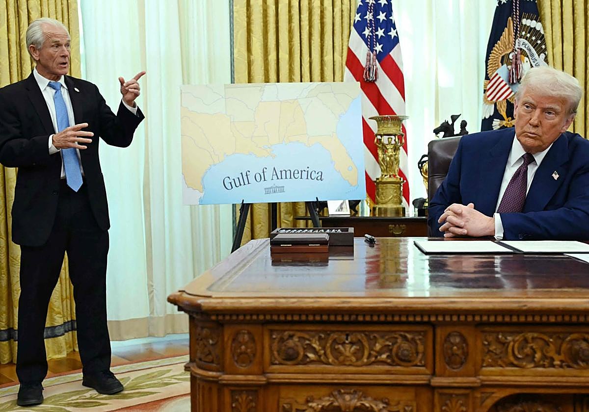 Peter Navarro junto a Trump este jueves en el Despacho Oval.