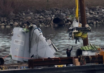 Los pilotos del helicóptero militar del accidente en Washington no escucharon a la torre de control