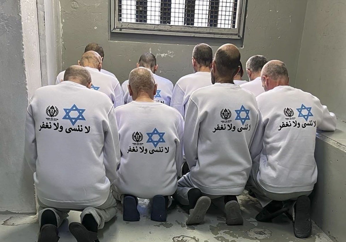 Palestinos con camisetas con insignias hebreas y la inscripción: «No olvidaremos ni perdonaremos»