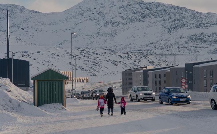 Imagen principal - Inuit, niños tutelados y suicidios: las conversaciones pendientes en Groenlandia