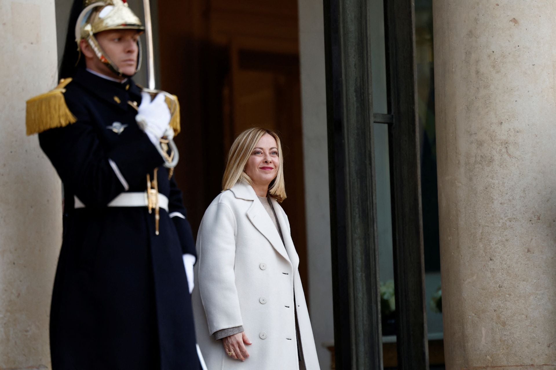 La primera ministra italiana, Giorgia Meloni, saluda a su llegada al Palacio del Elíseo en París