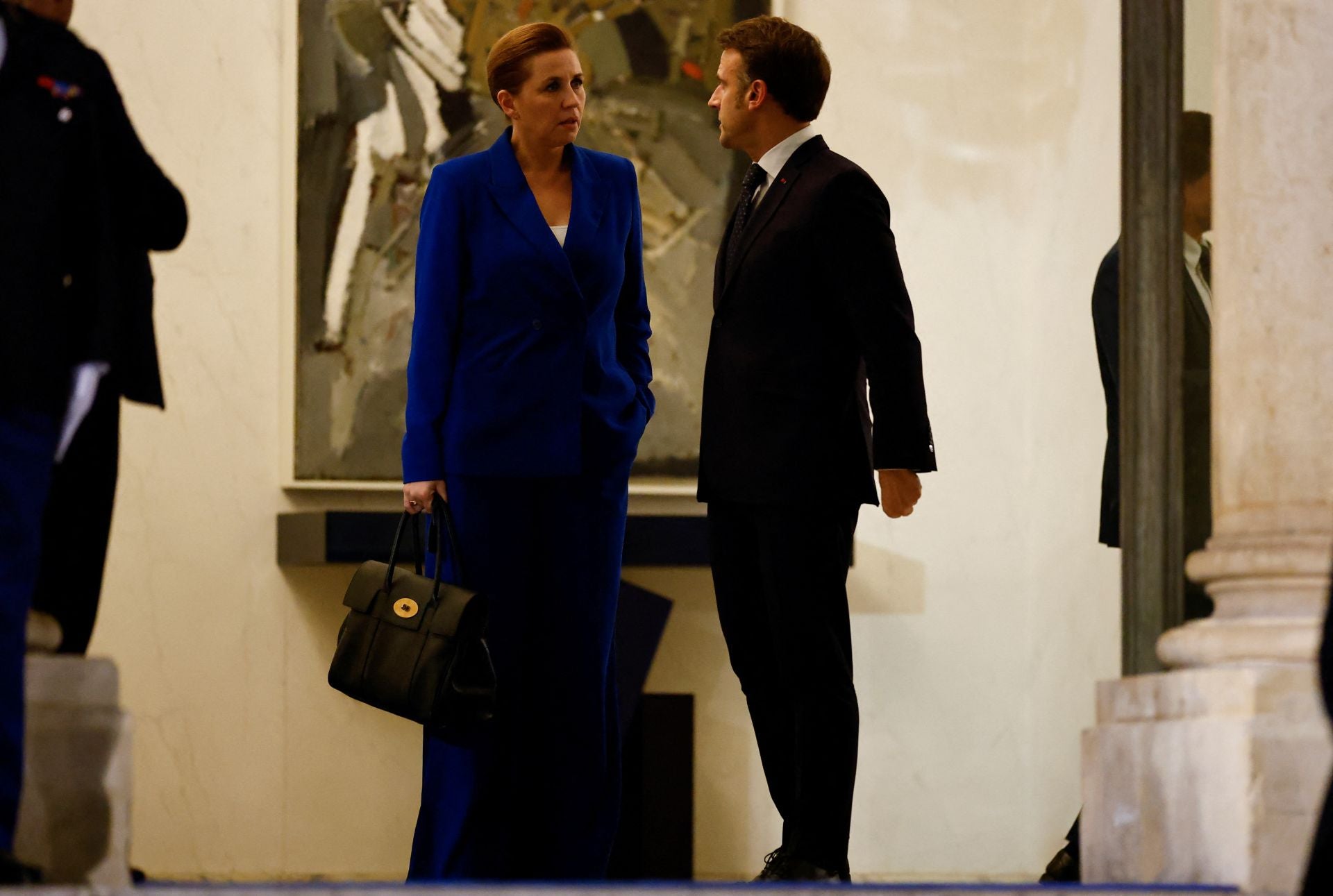 Macron habla con la primera ministra de Dinamarca, Mette Frederiksen, al salir de la reunión