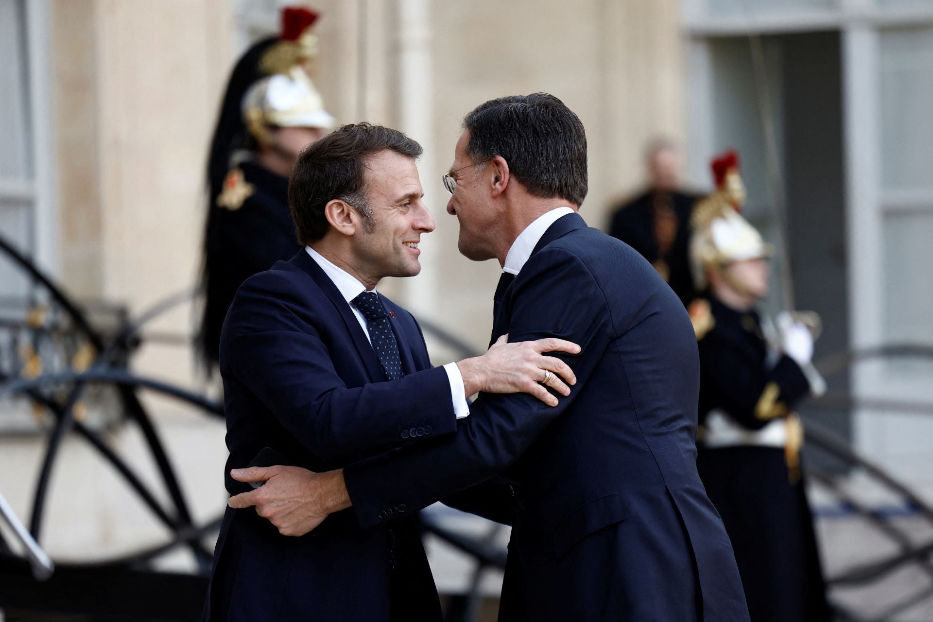 Macron, da la bienvenida al secretario general de la OTAN, Mark Rutte